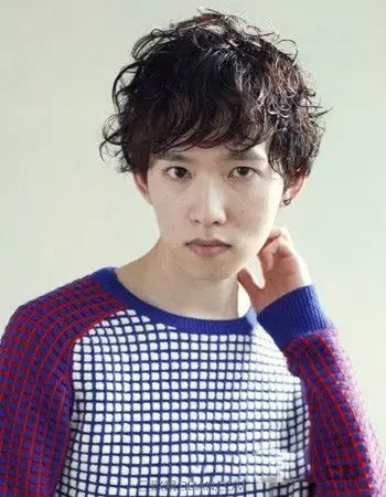 利用的是简单的碎发形式的斜刘海造型设计,百配合这种深资滓 三联