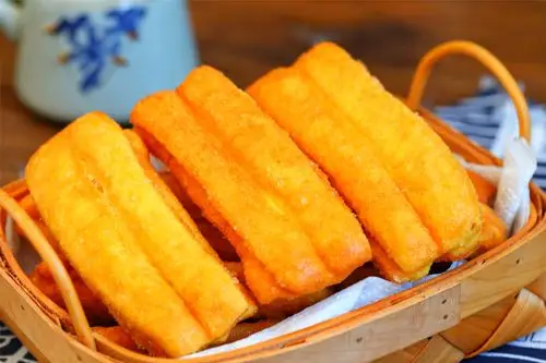 原创 油条又有新做法,加了蔬菜更营养,金黄诱人外酥里嫩,全家抢着吃