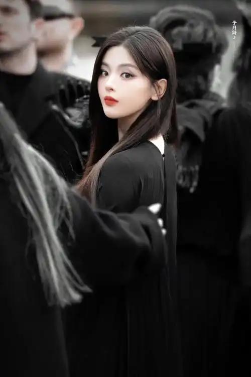 *  31303134333238303630  黑色酷女孩  @杨超越