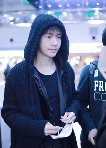 张艺兴机场照随意戴着帽子却走出一副冷酷杀手的感觉