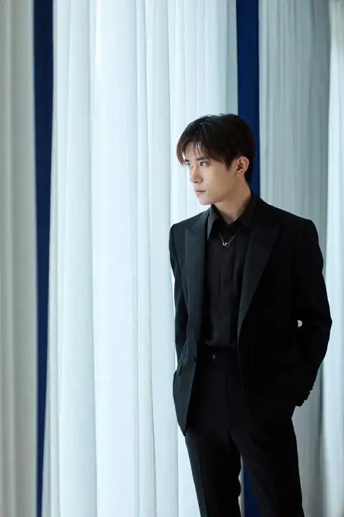 易烊千玺真的给我帅晕了,这个照片真的好像在名利场里游刃有余,吸引