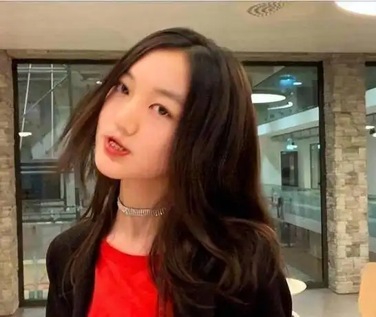 王菲女儿李嫣近照曝光嘴唇疤痕全消失气场强大身材高挑
