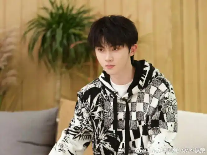 马嘉祺丁程鑫同款坐姿#马嘉祺丁程鑫同款坐姿,双手撑在车上,酷帅首沣