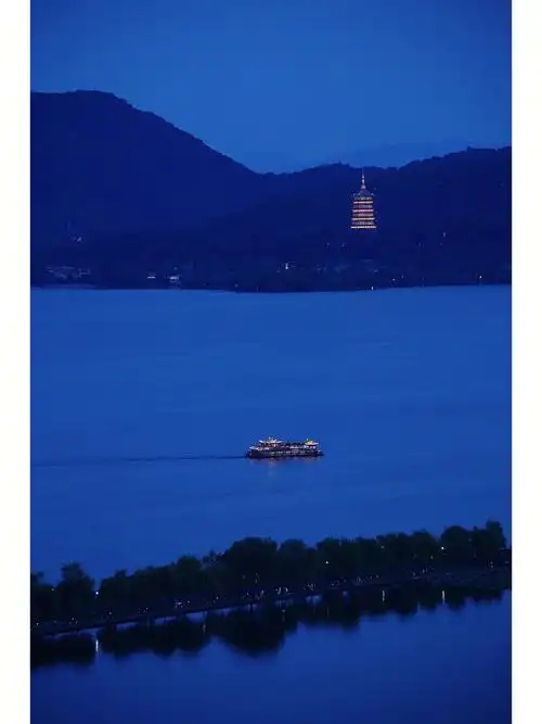 宝蓝色的西湖夜景
