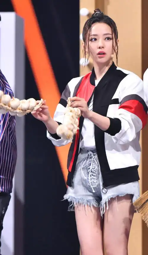 张靓颖太敢穿了吧!裤门就靠一条绳子撑着,网友:一扯就开了