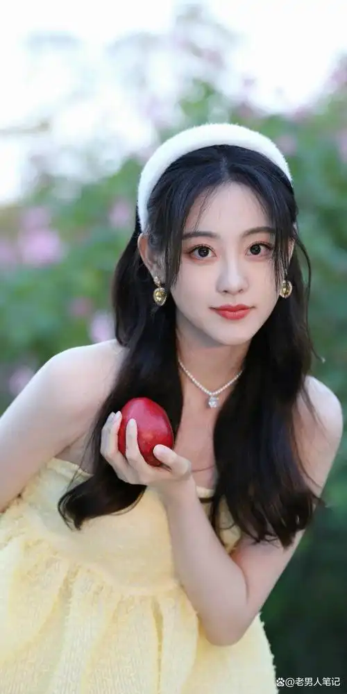 祝绪丹全新大片上线,白色发箍黄色抹胸裙,诠译花丛中的公主美人