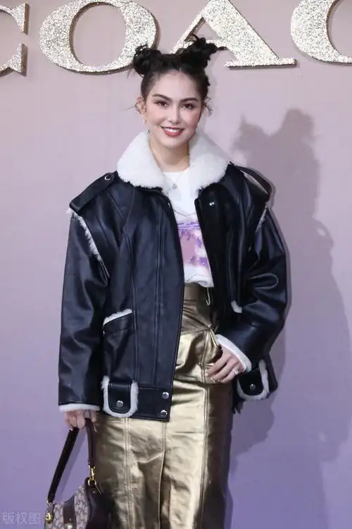 昆凌穿搭时髦现身活动,扎起两个丸子头是可爱女孩没错了