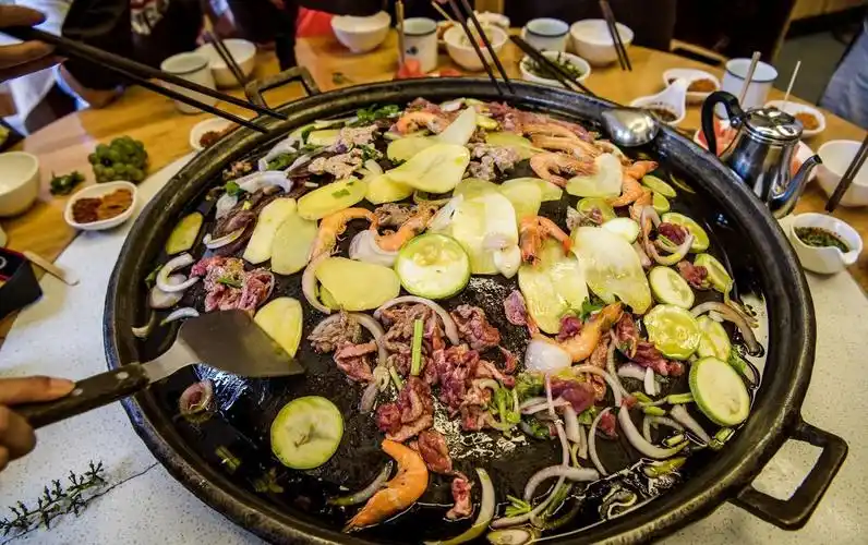 原创贵州听见丨家长里短唠一桌水城烙锅