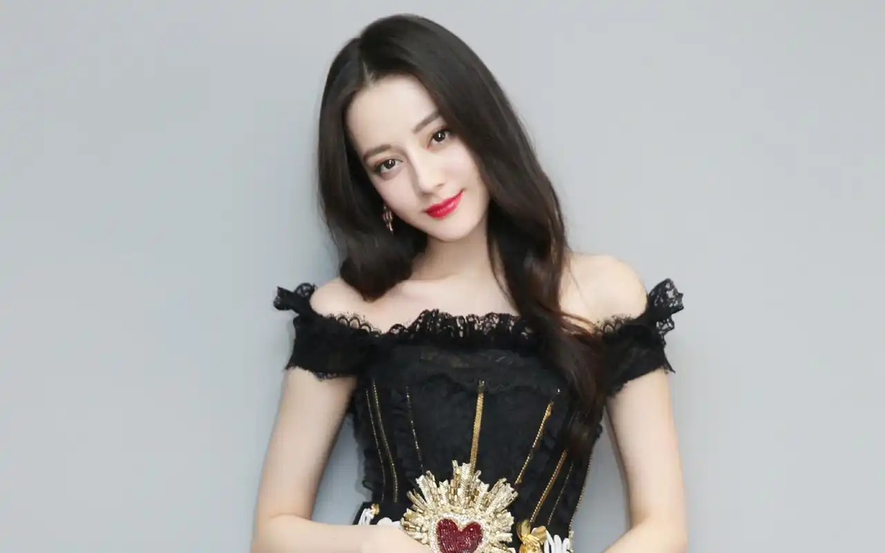 迪丽热巴露肩黑色礼服性感写真图片壁纸