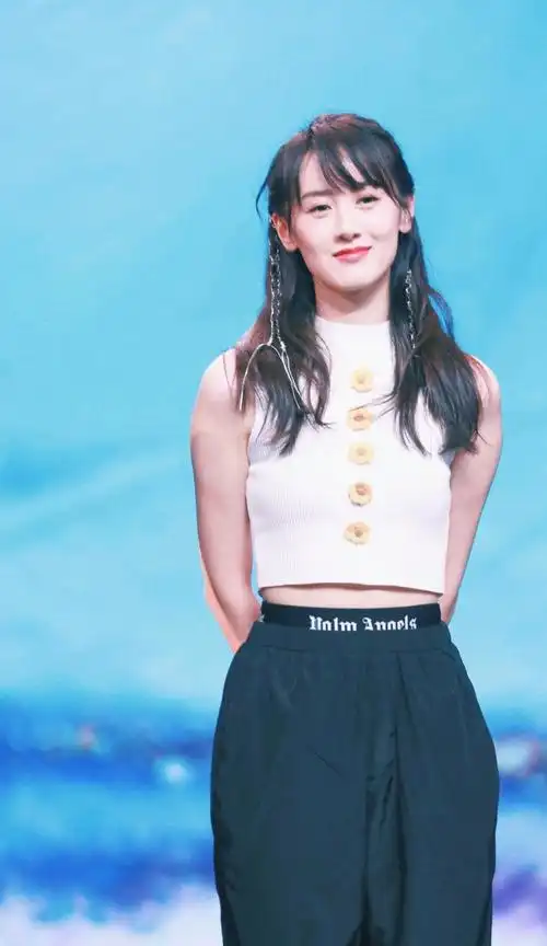 离开滤镜后袁冰妍颜值彻底垮了脸颊凹陷老态十足看着真显老