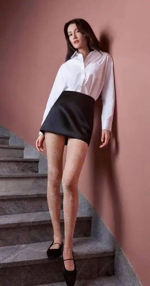 原创何穗惊艳大片曝光长腿撩人丝袜加持网友疯狂表白爱了爱了