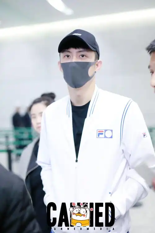 黄景瑜机场街拍,网友:一眼就能看到的一身穿搭