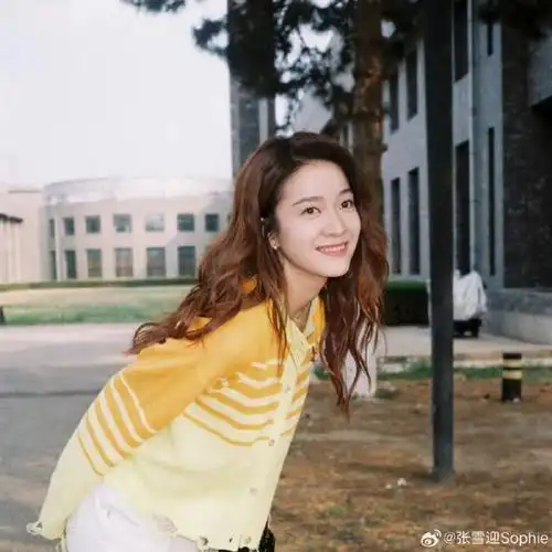 库存照片中的她更是娇俏可人,让人看了忍不住发出赞叹#张雪迎镂空露腰