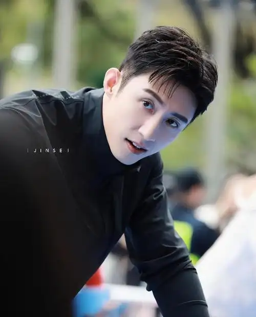 黄景瑜发声后首次露面未受前妻晒证影响现场笑容洋溢状态佳