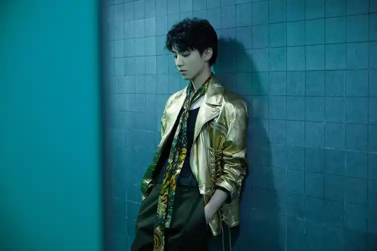 王俊凯周年演唱会唱跳solo 展露舞台王者风范