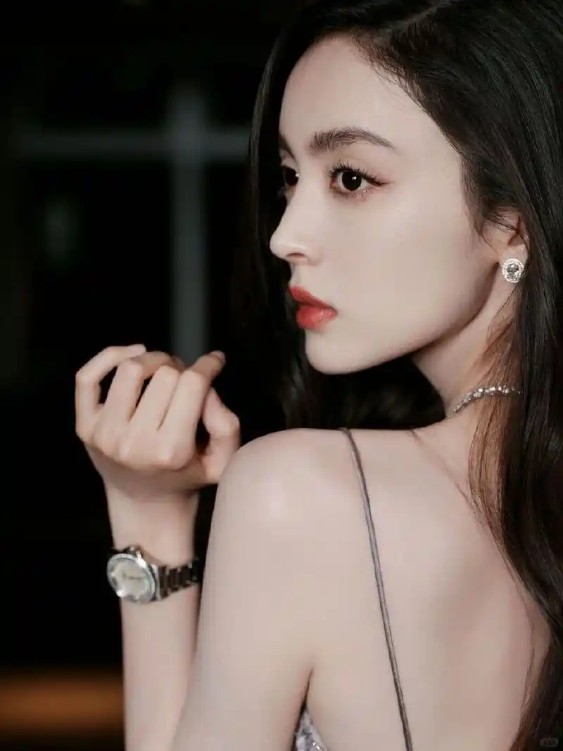 古力娜扎,中国内地女演员,歌手,毕业于北京电影学院表演系2010级本科