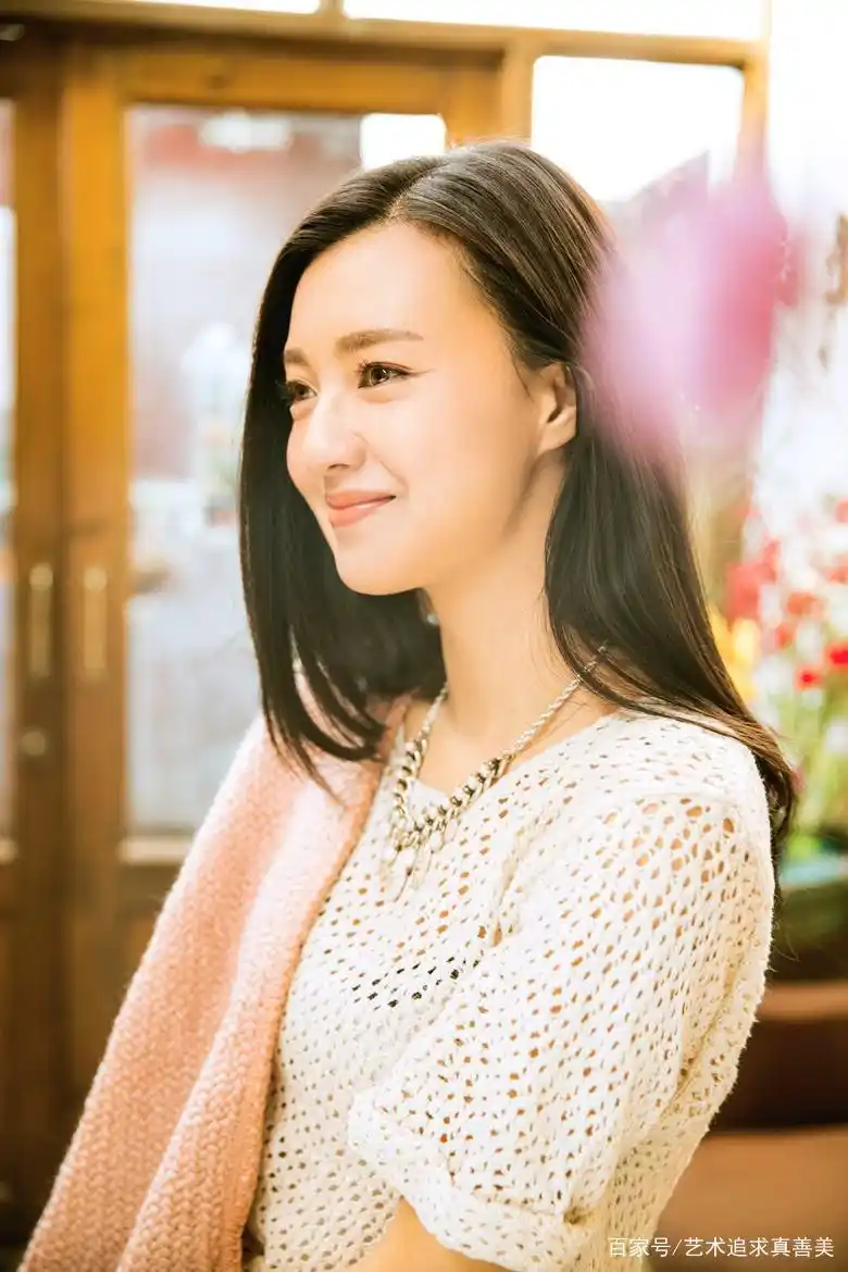 美丽脱俗的影视演员傅晶