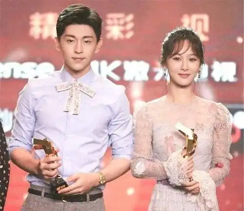 杨紫因邓伦再被骂上热搜,杨紫直言被批评算是好事