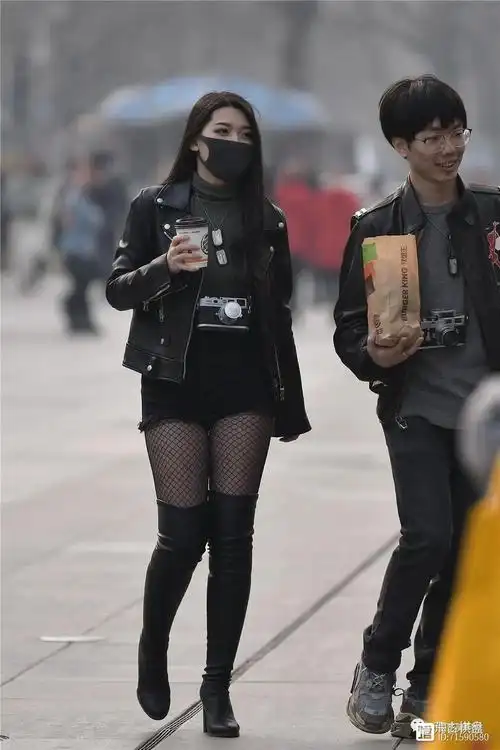 黑色网袜搭配黑色真皮过膝长靴,8厘米的粗跟设计,皮夹克也很酷