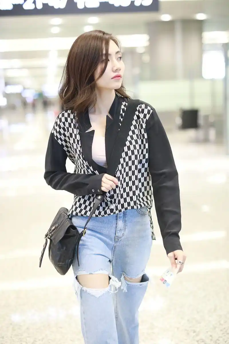 刘惜君街拍:黑白菱格衬衣搭配破洞牛仔裤温柔女人味