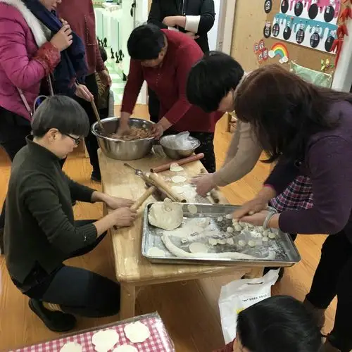 开开心心包饺子 快快乐乐迎新年——记中二班休学式活动
