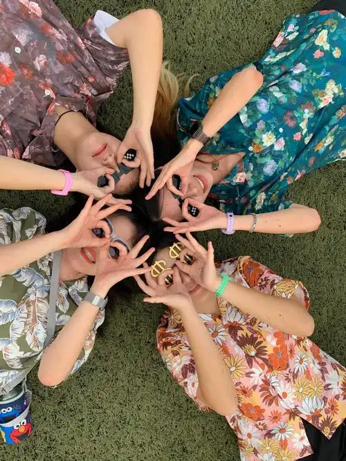 四人合照花衬衫毕业照