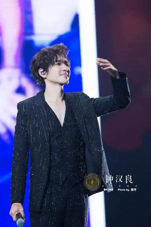 钟汉良超话#钟汉良o巡回演唱会#即使眼含热泪,也要微笑着告别@钟汉良