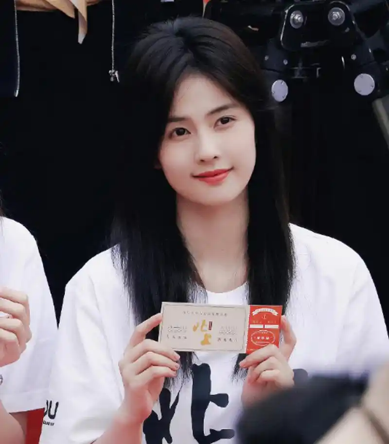 白鹿在《北上》的开机路透造型好温柔!  完全没有之前路透生图里的憔