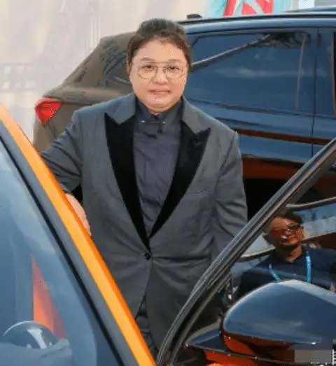 49岁韩红近照暴瘦认不出脸小了一圈双腿撑不起裤子