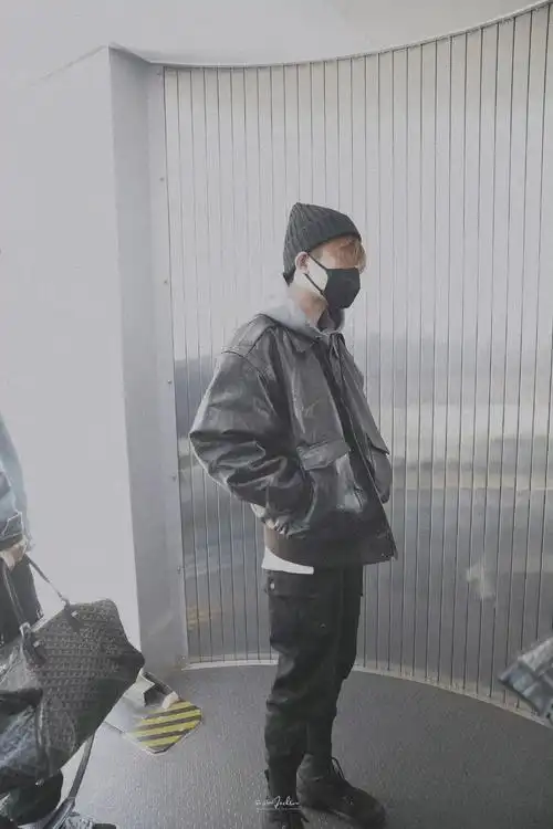 易烊千玺着黑色皮衣休闲酷飒 金发长刘海配毛线帽酷帅有型