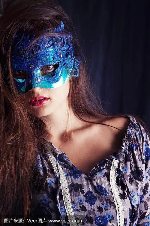 戴面具的女人