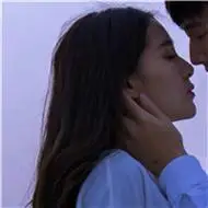 甜蜜的亲亲情侣头像一左一右图片