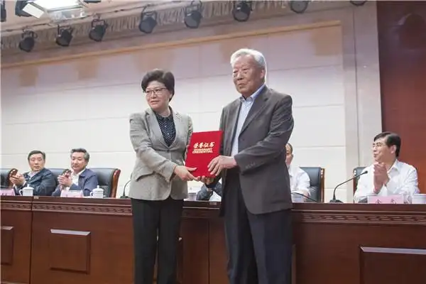 韩立明市长向慈善总会两任老会长——黄冰,程亚民颁发了"荣誉会长"