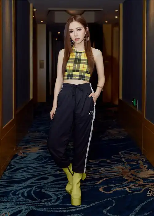 28岁邓紫棋高调现身运动装配驴蹄靴气场强脏辫换长直发更减龄