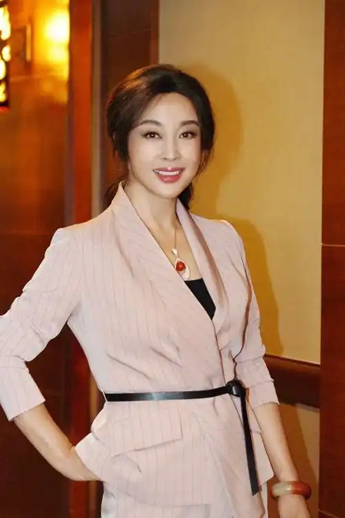 刘晓庆再次美出新高度,"丰满身材"穿银裙子好美,看着只有38岁|西装