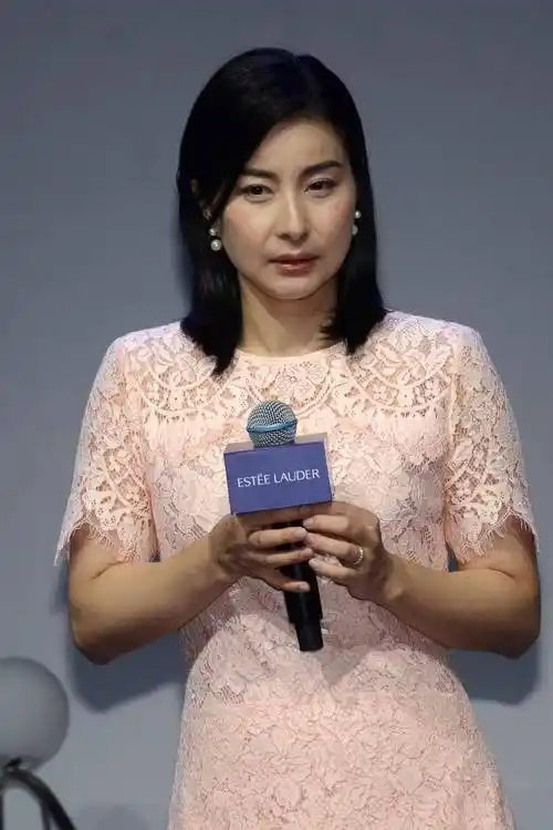 郭晶晶真是最低调的阔太穿蕾丝连衣裙配齐肩发型亮相配饰很少