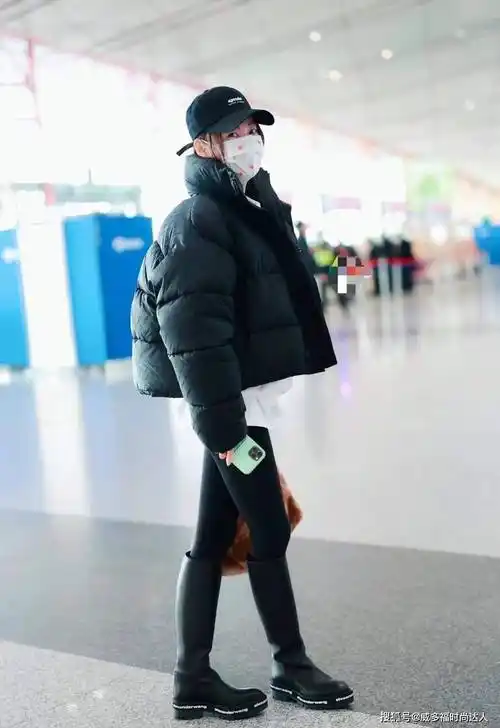 张嘉倪身材真好提臀裤配黑筒靴满屏的长腿严实打扮也迷人