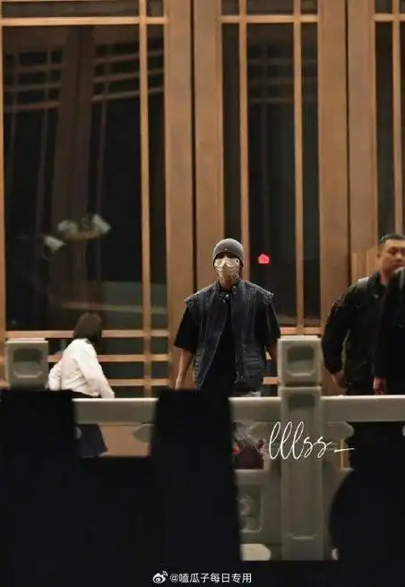 王俊凯,王源今日行程路透,帅哥出街来看看|王源|王俊凯|出街_新浪新闻