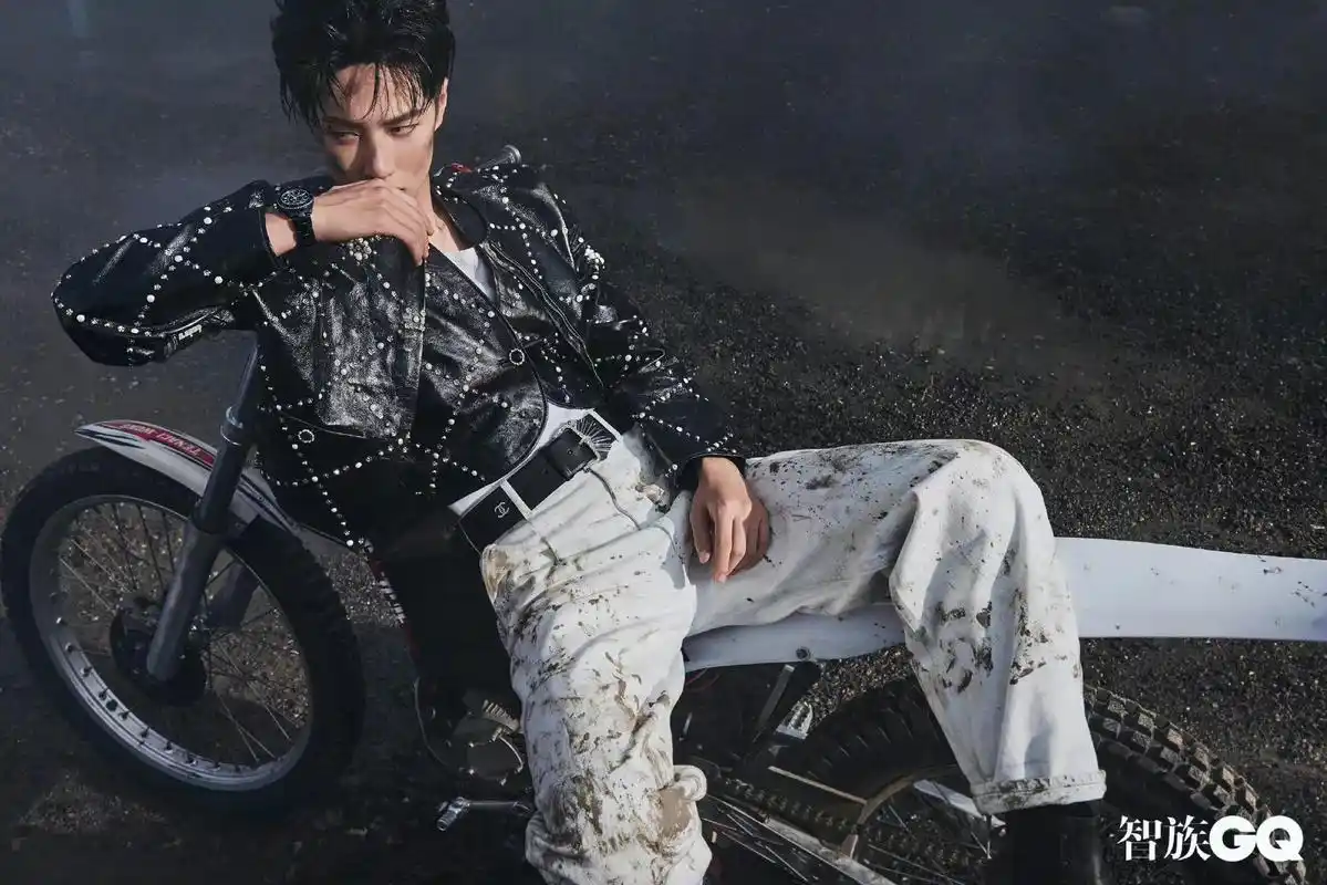 王一博末日废墟大片你帅是帅了在泥里打滚的裤子是要不了了