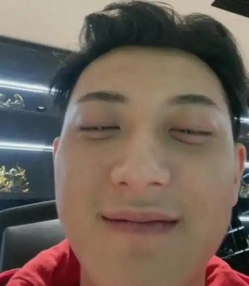 黄子韬直播忘开美颜素颜状态引热议网友人间真实黄子韬