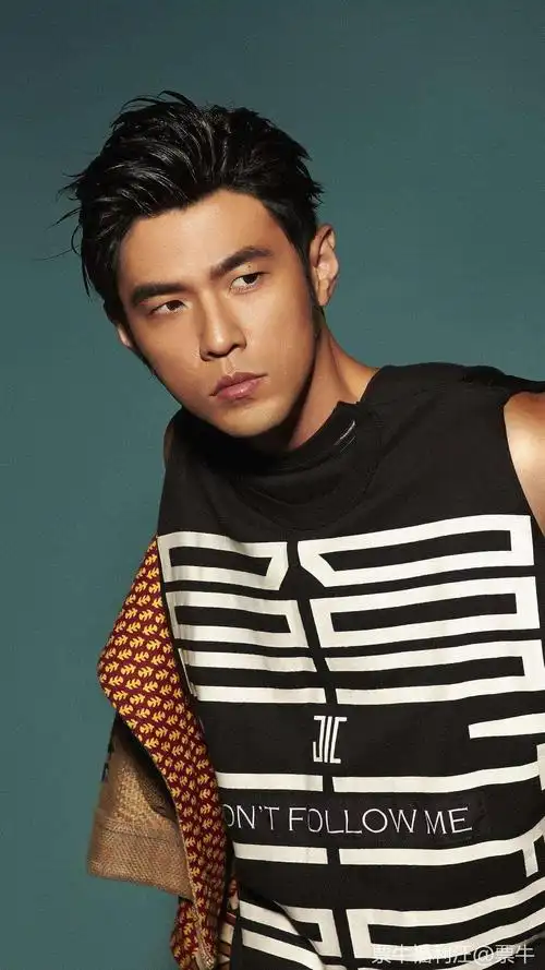 p>周杰伦(jay chou),1979年1月18日出生于台湾省新北市,祖籍福建省