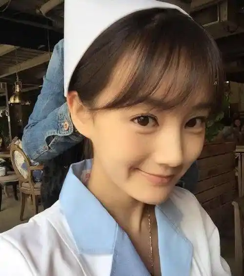 正在片场跳舞的李一桐,穿上舞蹈服起舞,双脚尖撑地,对于鄙人这种舞痴