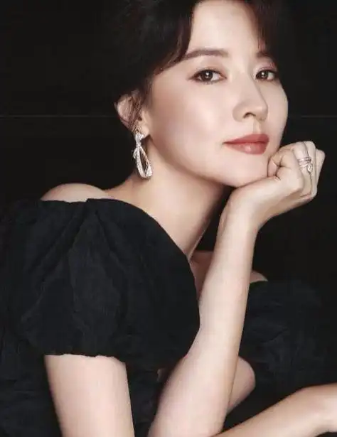 氧气美女李英爱黑色套装出席活动知性端庄女人魅力倍增