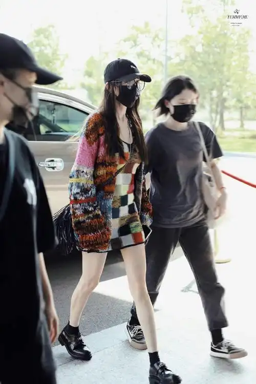 杨幂彩色格子裙造型##杨幂彩色针织短裙造型#杨幂最新机场饭拍,彩色