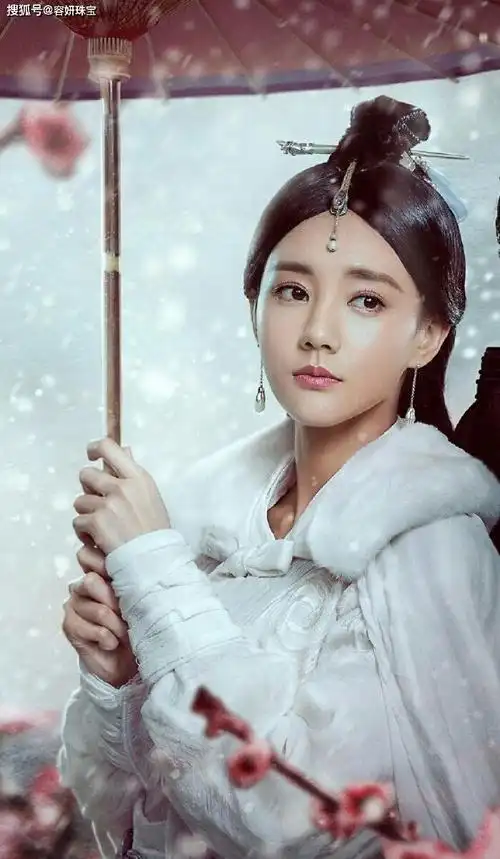 《鹤唳华亭》中李一桐再次挑战古装剧,这次的设计更简单,在脸型的修饰