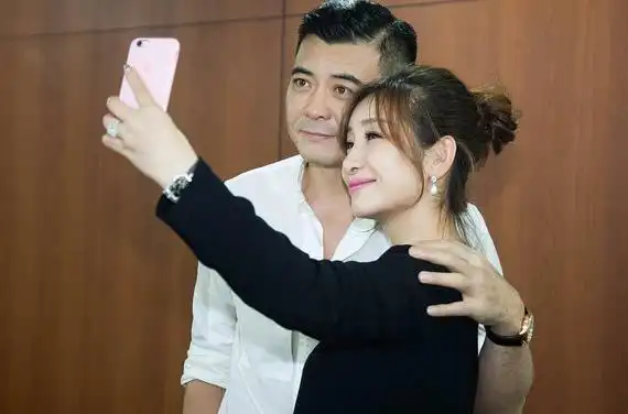 王新军已经有过一段婚姻了,他的第一任妻子唐静也是一位演员