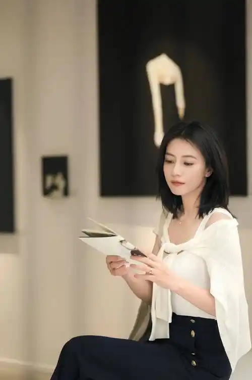 高圆圆还剪了短发造型,短发的她看上去比长发更清爽,而且多了一些甜美