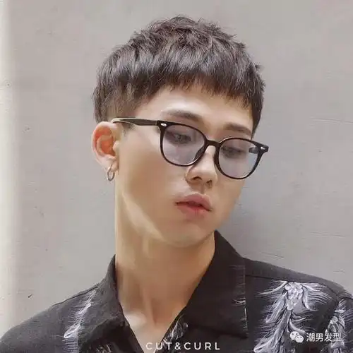 可以试试这款两边铲碎盖发型,把两边的头发渐层铲短,中间的头发及刘海