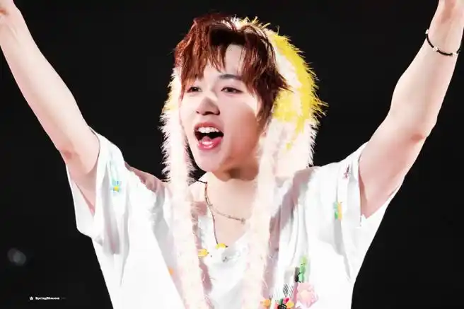 贺峻霖 梦蝶破笼#  @时代少年团-贺峻霖  我有全世界最可爱的一只