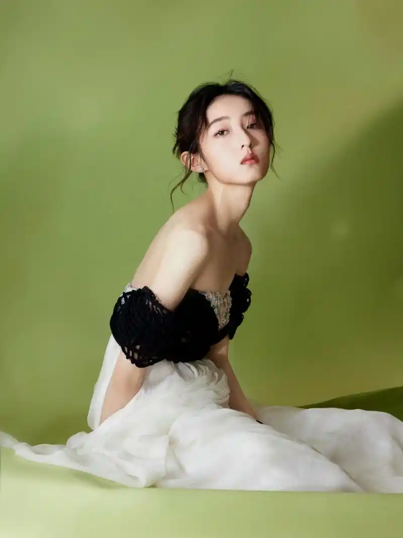 张子枫,深v露背黑白格调纱裙